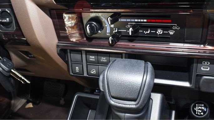 Новый Toyota Land Cruiser 70 Series Рестайлинг 2, 4.0 л, 2024 в Дубае от Najem Motors Бежевый цвет. GCC | AUTO.AE