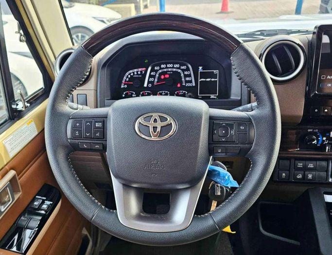 Новый Toyota Land Cruiser 70 Series Рестайлинг 2, 4.0 л, 2025 в Дубае от SK Motors Бежевый цвет. Other | AUTO.AE