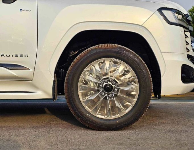 Новый Toyota Land Cruiser 300 Series, 3.4 л, 2025 в Дубае от SK Motors Белый цвет. Other | AUTO.AE