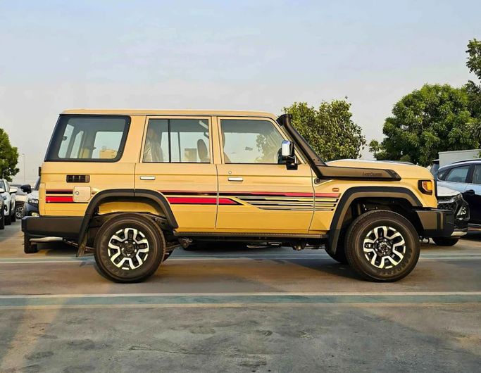 Новый Toyota Land Cruiser 70 Series Рестайлинг 2, 2.8 л, 2025 в Дубае от SK Motors Бежевый цвет. Other | AUTO.AE