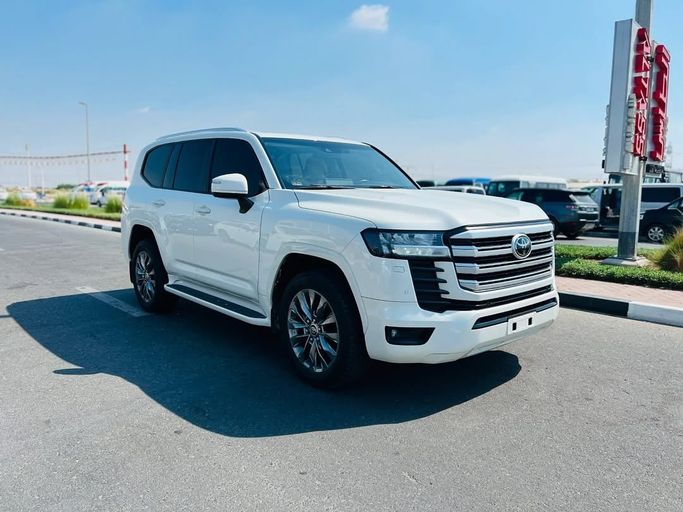 Used Toyota Land Cruiser 300 Series, 3.4 l, 2022 in Dubai by Lakhani Motors, White color. GCC Specs | AUTO.AE