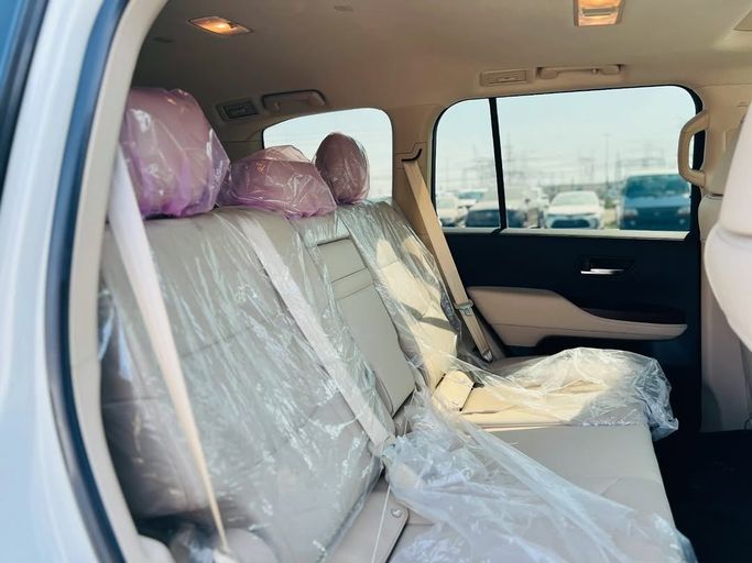 Used Toyota Land Cruiser 300 Series, 3.4 l, 2022 in Dubai by Lakhani Motors, White color. GCC Specs | AUTO.AE