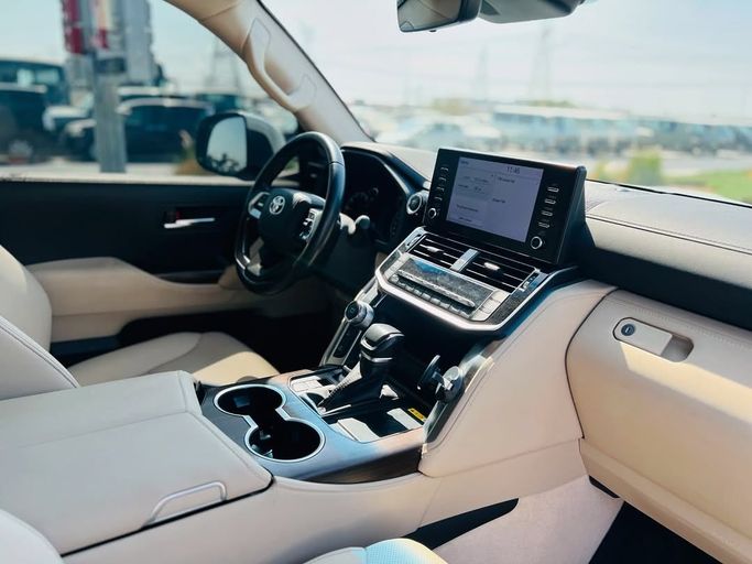 Used Toyota Land Cruiser 300 Series, 3.4 l, 2022 in Dubai by Lakhani Motors, White color. GCC Specs | AUTO.AE