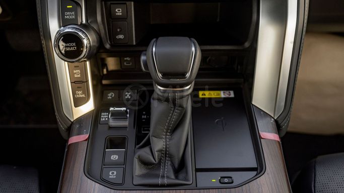 Новый Toyota Land Cruiser 300 Series, 3.4 л, 2025 в Дубае от Milele Белый цвет. Other | AUTO.AE