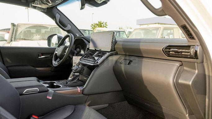 Новый Toyota Land Cruiser 300 Series, 3.4 л, 2025 в Дубае от Milele Белый цвет. Other | AUTO.AE