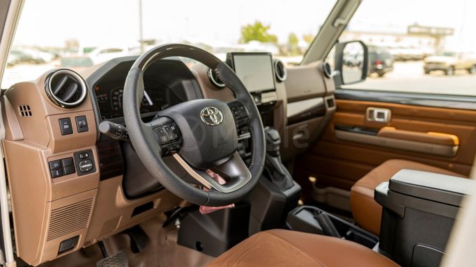 Новый Toyota Land Cruiser 70 Series Рестайлинг 2, 2.8 л, 2025 в Дубае от Milele Серый цвет. Other | AUTO.AE