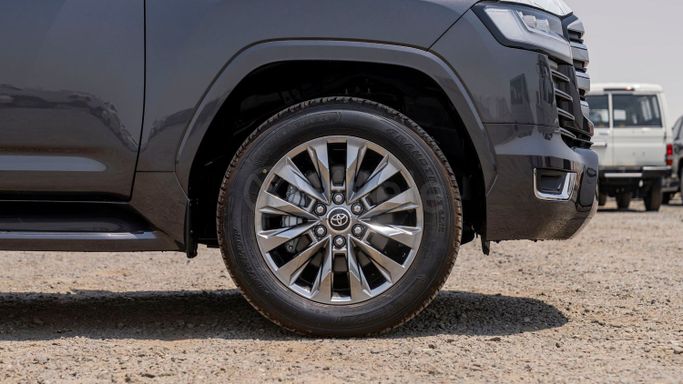 Новый Toyota Land Cruiser 300 Series, 3.3 л, 2025 в Дубае от Milele Серый цвет. Other | AUTO.AE