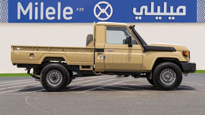 Новый Toyota Land Cruiser 70 Series Рестайлинг 2, 4.0 л, 2025 в Дубае от Milele Бежевый цвет. Other | AUTO.AE