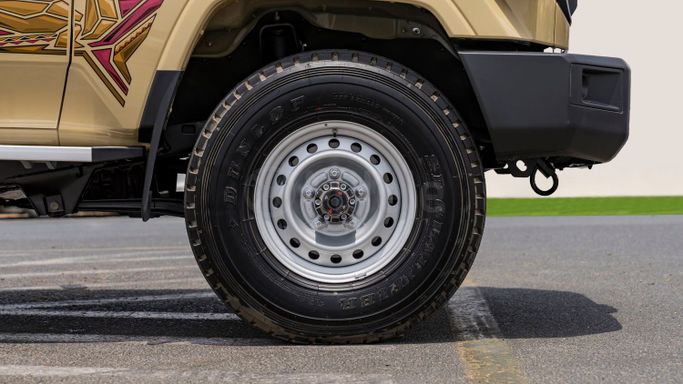 Новый Toyota Land Cruiser 70 Series Рестайлинг 2, 4.0 л, 2025 в Дубае от Milele Бежевый цвет. Other | AUTO.AE