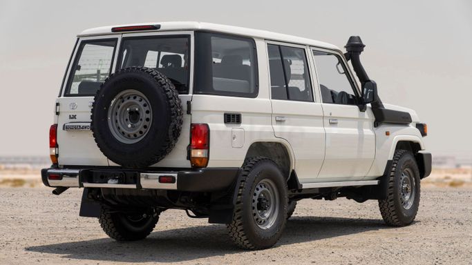 Новый Toyota Land Cruiser 70 Series Рестайлинг 2, 2.8 л, 2025 в Дубае от Milele Белый цвет. Other | AUTO.AE