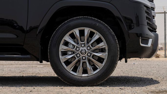 Новый Toyota Land Cruiser 300 Series, 3.3 л, 2025 в Дубае от Milele Черный цвет. Other | AUTO.AE