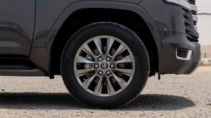 Новый Toyota Land Cruiser 300 Series, 3.3 л, 2025 в Дубае от Milele Серый цвет. Other | AUTO.AE