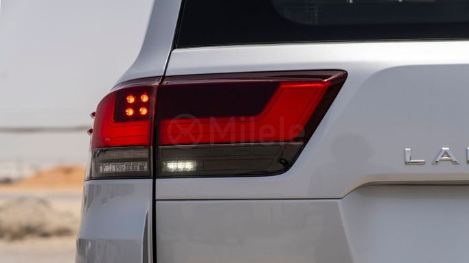 Новый Toyota Land Cruiser 300 Series, 3.3 л, 2025 в Дубае от Milele Серебристый цвет. Other | AUTO.AE