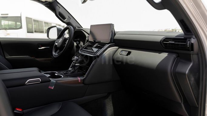 Новый Toyota Land Cruiser 300 Series, 3.3 л, 2025 в Дубае от Milele Серебристый цвет. Other | AUTO.AE