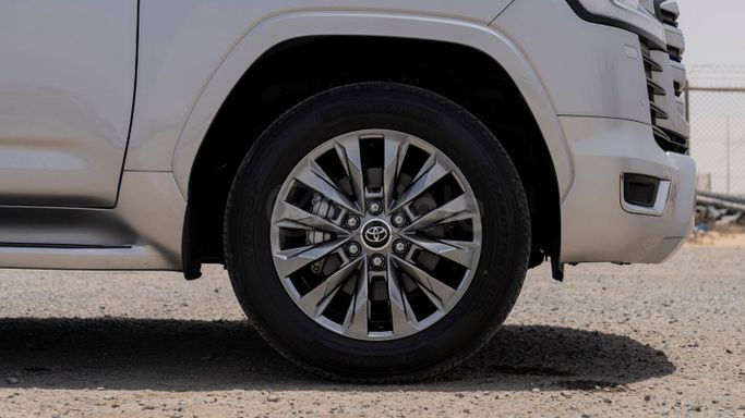 Новый Toyota Land Cruiser 300 Series, 3.3 л, 2025 в Дубае от Milele Серебристый цвет. Other | AUTO.AE