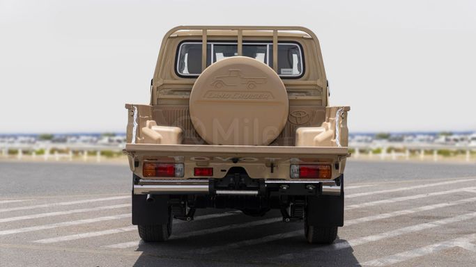 Новый Toyota Land Cruiser 70 Series Рестайлинг 2, 2.8 л, 2025 в Дубае от Milele Бежевый цвет. Other | AUTO.AE