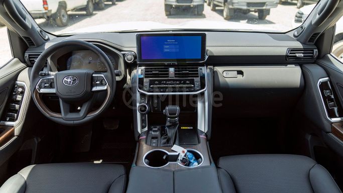 Новый Toyota Land Cruiser 300 Series, 3.4 л, 2025 в Дубае от Milele Черный цвет. Other | AUTO.AE