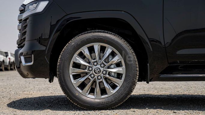 Новый Toyota Land Cruiser 300 Series, 3.4 л, 2025 в Дубае от Milele Черный цвет. Other | AUTO.AE