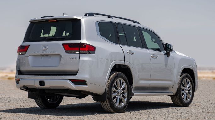 Новый Toyota Land Cruiser 300 Series, 3.3 л, 2025 в Дубае от Milele Серебристый цвет. Other | AUTO.AE