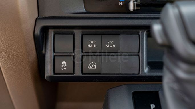 Новый Toyota Land Cruiser 70 Series Рестайлинг 2, 2.8 л, 2024 в Дубае от Milele Серый цвет. Other | AUTO.AE