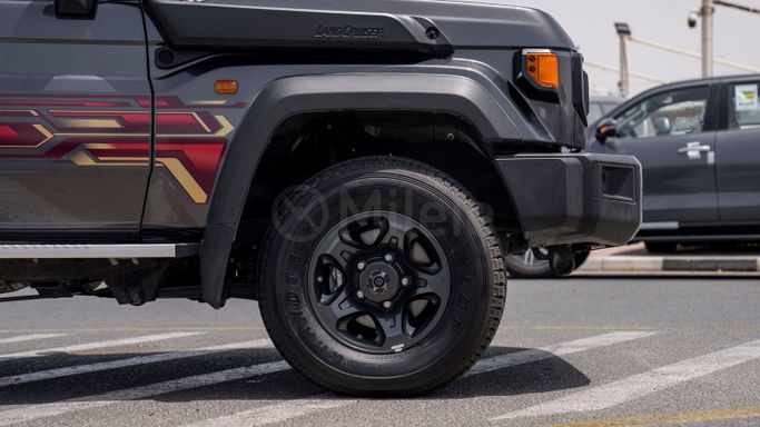 Новый Toyota Land Cruiser 70 Series Рестайлинг 2, 2.8 л, 2024 в Дубае от Milele Серый цвет. Other | AUTO.AE