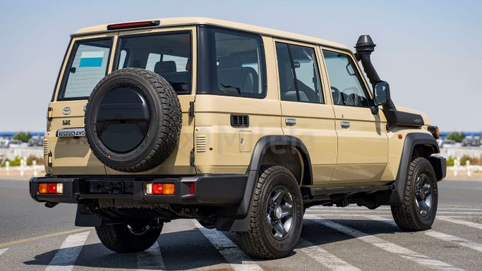 Новый Toyota Land Cruiser 70 Series Рестайлинг 2, 2.8 л, 2025 в Дубае от Milele Бежевый цвет. Other | AUTO.AE