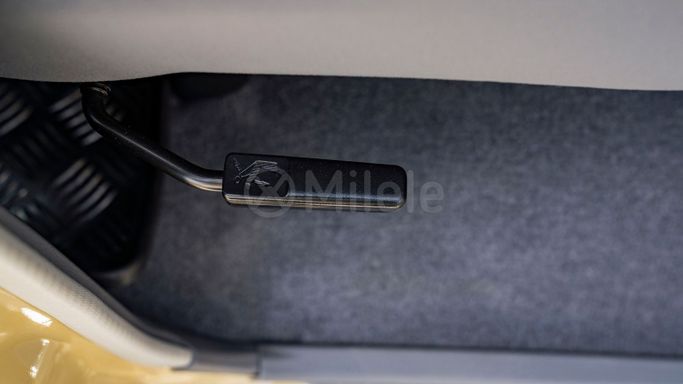 Новый Toyota Land Cruiser 70 Series Рестайлинг 2, 2.8 л, 2025 в Дубае от Milele Бежевый цвет. Other | AUTO.AE