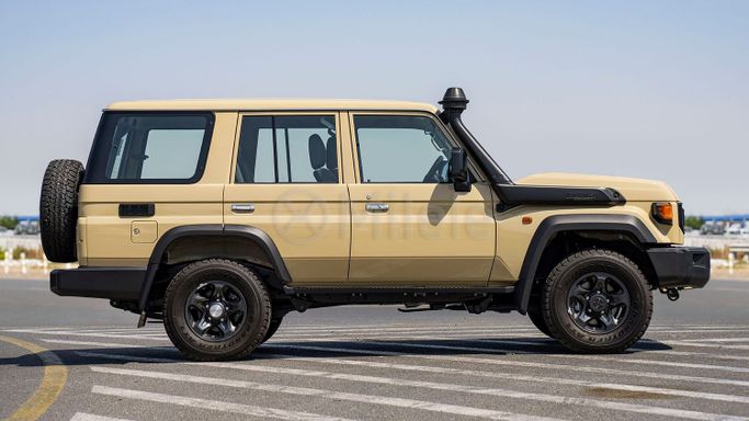 Новый Toyota Land Cruiser 70 Series Рестайлинг 2, 2.8 л, 2025 в Дубае от Milele Бежевый цвет. Other | AUTO.AE