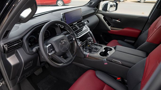 Новый Toyota Land Cruiser 300 Series, 3.4 л, 2025 в Дубае от Milele Черный цвет. Other | AUTO.AE