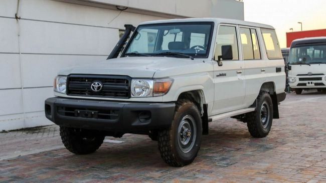 Новый Toyota Land Cruiser 70 Series Рестайлинг 2, 4.5 л, 2024 в Дубае от Falcons GT Motors FZCO Белый цвет. GCC | AUTO.AE
