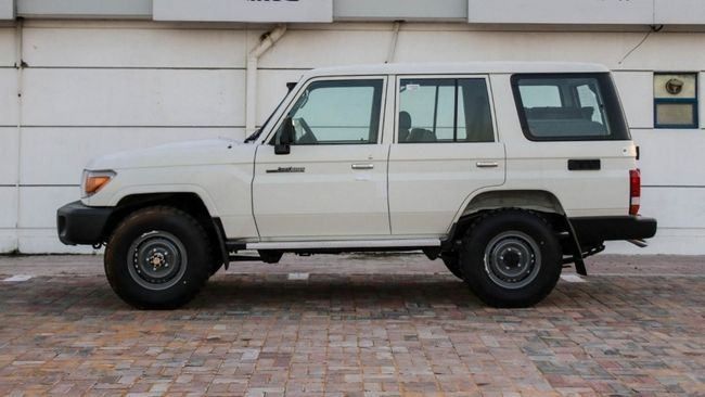 Новый Toyota Land Cruiser 70 Series Рестайлинг 2, 4.5 л, 2024 в Дубае от Falcons GT Motors FZCO Белый цвет. GCC | AUTO.AE