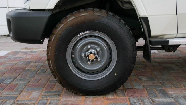 Новый Toyota Land Cruiser 70 Series Рестайлинг 2, 4.5 л, 2024 в Дубае от Falcons GT Motors FZCO Белый цвет. GCC | AUTO.AE