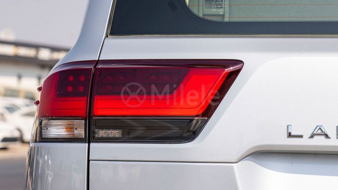 Новый Toyota Land Cruiser 300 Series, 3.3 л, 2024 в Дубае от Milele Серебристый цвет. Other | AUTO.AE