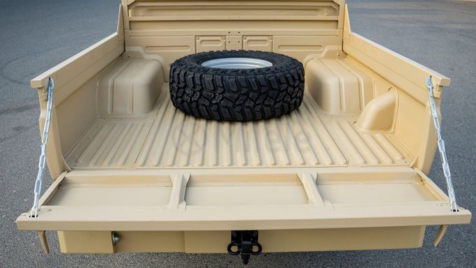 Новый Toyota Land Cruiser 70 Series Рестайлинг 2, 4.0 л, 2024 в Дубае от Milele Бежевый цвет. Other | AUTO.AE