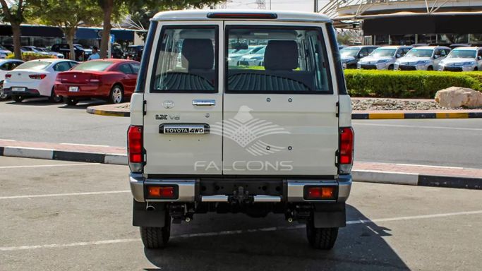 Новый Toyota Land Cruiser 70 Series Рестайлинг 2, 4.5 л, 2023 в Дубае от Falcons GT Motors FZCO Белый цвет. Other | AUTO.AE