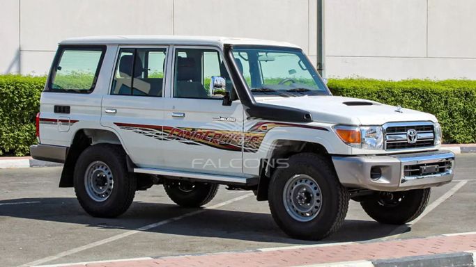 Новый Toyota Land Cruiser 70 Series Рестайлинг 2, 4.5 л, 2023 в Дубае от Falcons GT Motors FZCO Белый цвет. Other | AUTO.AE