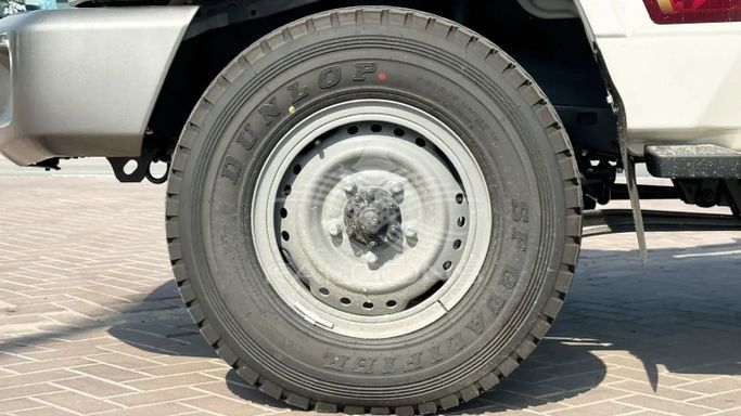 Новый Toyota Land Cruiser 70 Series Рестайлинг 2, 4.5 л, 2023 в Дубае от Falcons GT Motors FZCO Белый цвет. Other | AUTO.AE