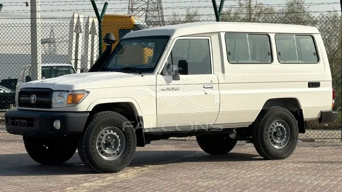 Новый Toyota Land Cruiser 70 Series Рестайлинг 2, 4.5 л, 2023 в Дубае от Falcons GT Motors FZCO Белый цвет. Other | AUTO.AE