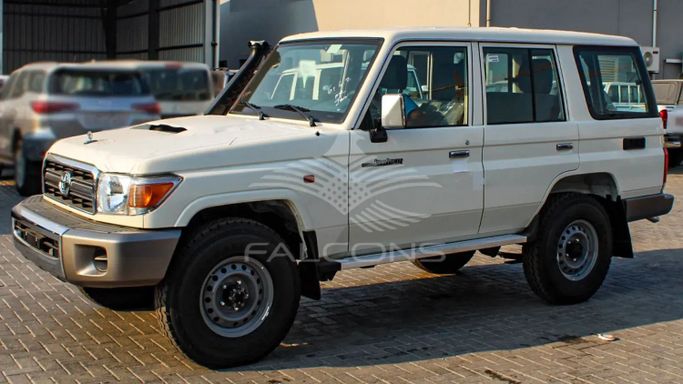 Новый Toyota Land Cruiser 70 Series Рестайлинг 2, 4.5 л, 2023 в Дубае от Falcons GT Motors FZCO Белый цвет. Other | AUTO.AE