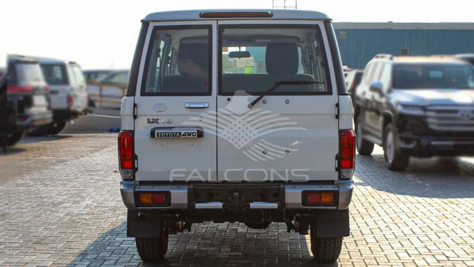 Новый Toyota Land Cruiser 70 Series Рестайлинг 2, 4.5 л, 2023 в Дубае от Falcons GT Motors FZCO Белый цвет. Other | AUTO.AE