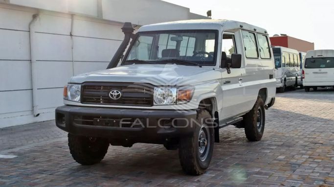 Новый Toyota Land Cruiser 70 Series Рестайлинг 2, 4.5 л, 2023 в Дубае от Falcons GT Motors FZCO Белый цвет. Other | AUTO.AE