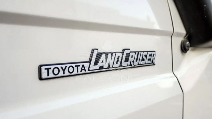 Новый Toyota Land Cruiser 70 Series Рестайлинг 2, 4.5 л, 2023 в Дубае от Falcons GT Motors FZCO Белый цвет. Other | AUTO.AE