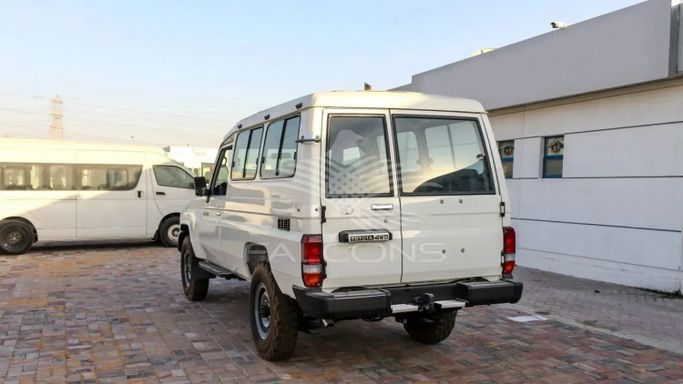 Новый Toyota Land Cruiser 70 Series Рестайлинг 2, 4.5 л, 2023 в Дубае от Falcons GT Motors FZCO Белый цвет. Other | AUTO.AE