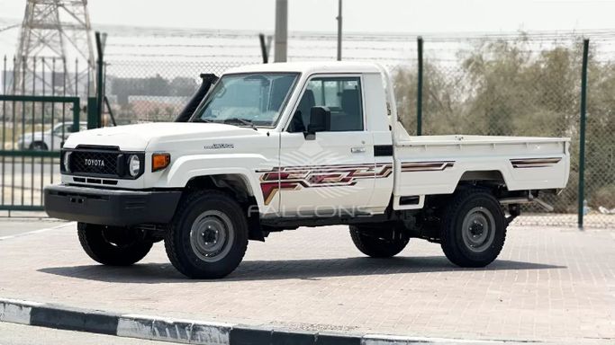 Новый Toyota Land Cruiser 70 Series Рестайлинг 2, 4.5 л, 2025 в Дубае от Falcons GT Motors FZCO Белый цвет. Other | AUTO.AE