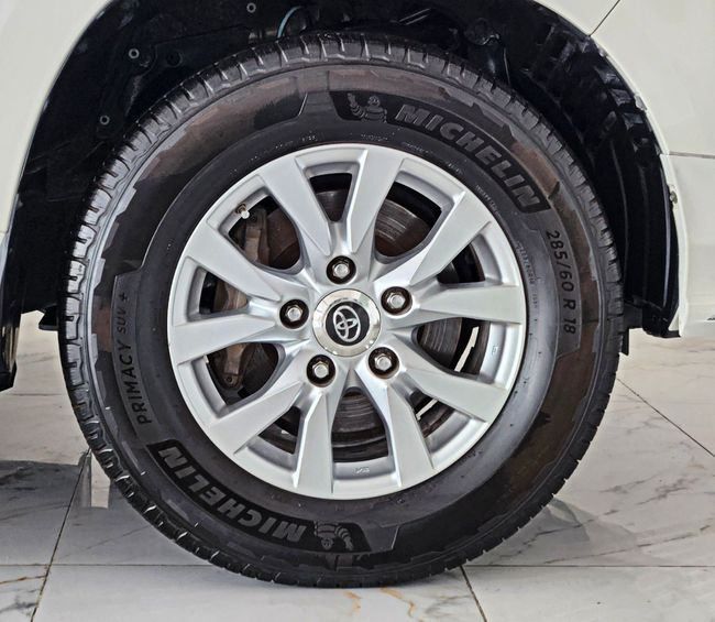 Подержанный Toyota Land Cruiser 200 Series Рестайлинг 2, 4.0 л, 2017 в Дубае от Gulf Motors Белый цвет. GCC | AUTO.AE