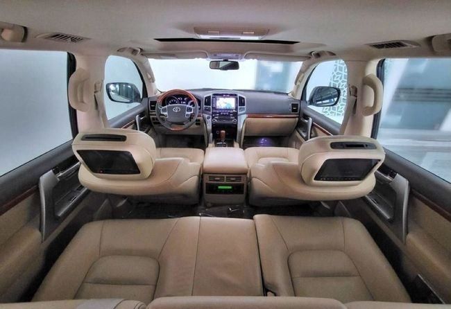 Used Toyota Land Cruiser 200 Series Facelift 1, 5.7 l, 2013 in Dubai by Gulf Motors, White color. GCC Specs | AUTO.AE