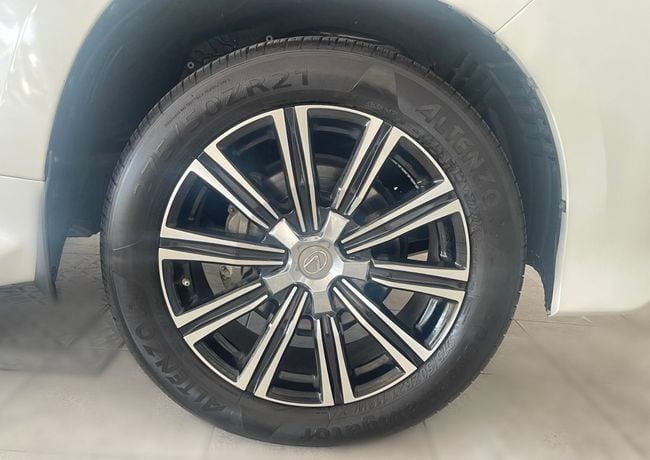 Подержанный Toyota Land Cruiser 200 Series Рестайлинг 2, 5.7 л, 2017 в Дубае от Gulf Motors Белый цвет. GCC | AUTO.AE