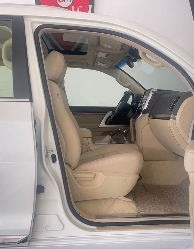 Подержанный Toyota Land Cruiser 200 Series Рестайлинг 2, 5.7 л, 2017 в Дубае от Gulf Motors Белый цвет. GCC | AUTO.AE