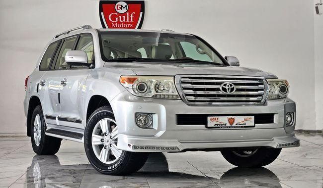 Подержанный Toyota Land Cruiser 200 Series Рестайлинг 1, 4.0 л, 2013 в Дубае от Gulf Motors Серебристый цвет. GCC | AUTO.AE