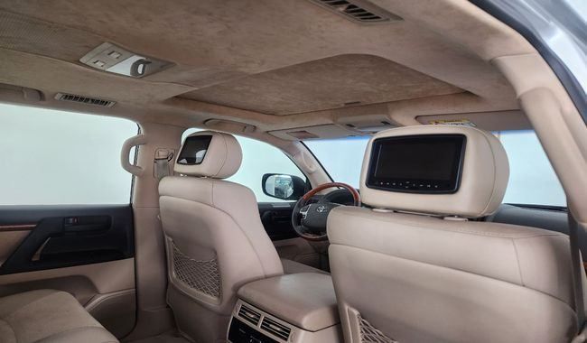 Подержанный Toyota Land Cruiser 200 Series Рестайлинг 1, 4.0 л, 2013 в Дубае от Gulf Motors Серебристый цвет. GCC | AUTO.AE